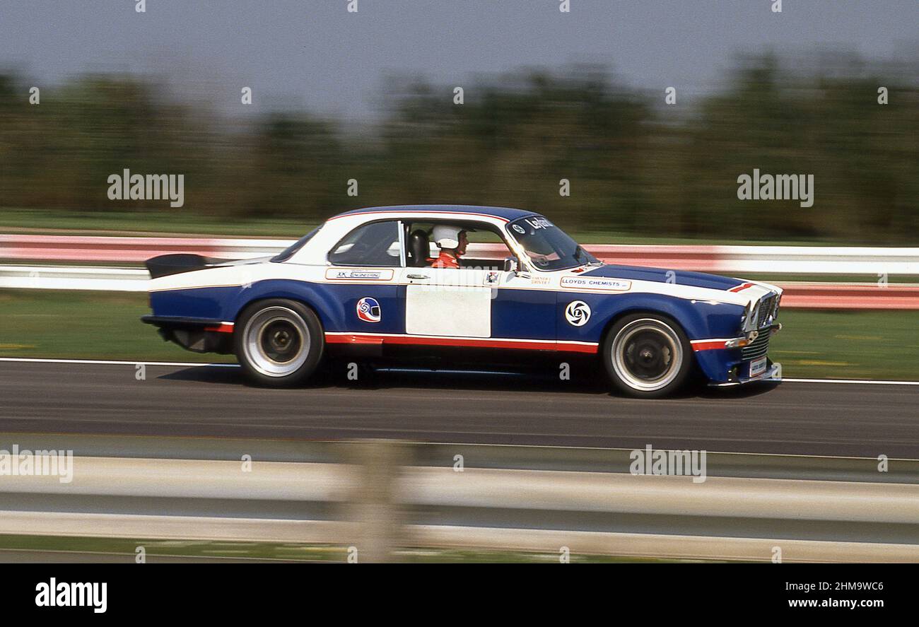 Auto da corsa Jaguar XJ12C del 1976 costruita da Broadspeed, collaudata sul circuito automobilistico di Silverstone YK Foto Stock
