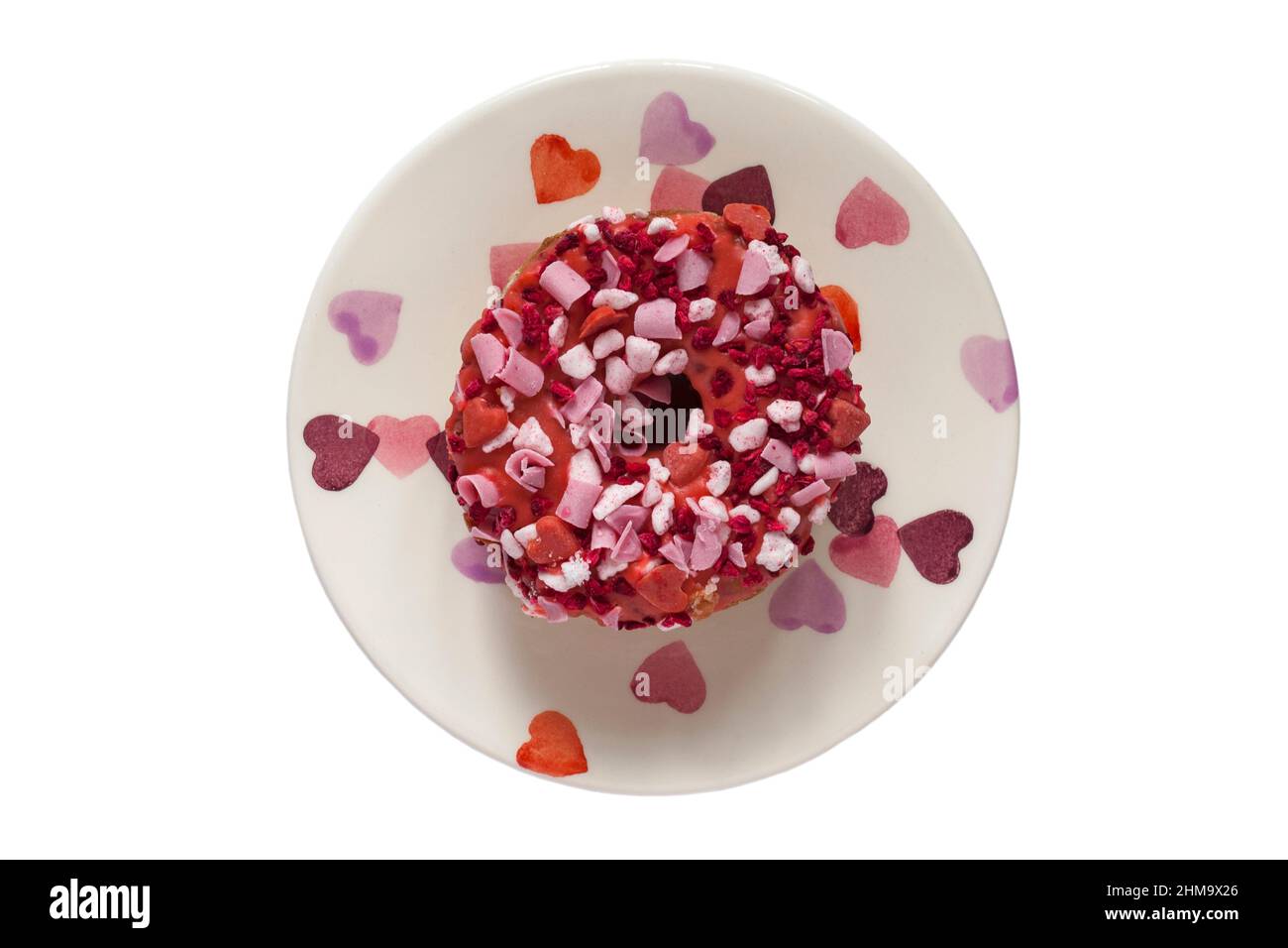 Loaded Love Yumnut, croce tra una ciambella e un yum yum su piatto Hearts, da M&S in-store panetteria pronto per San Valentino set su sfondo bianco Foto Stock