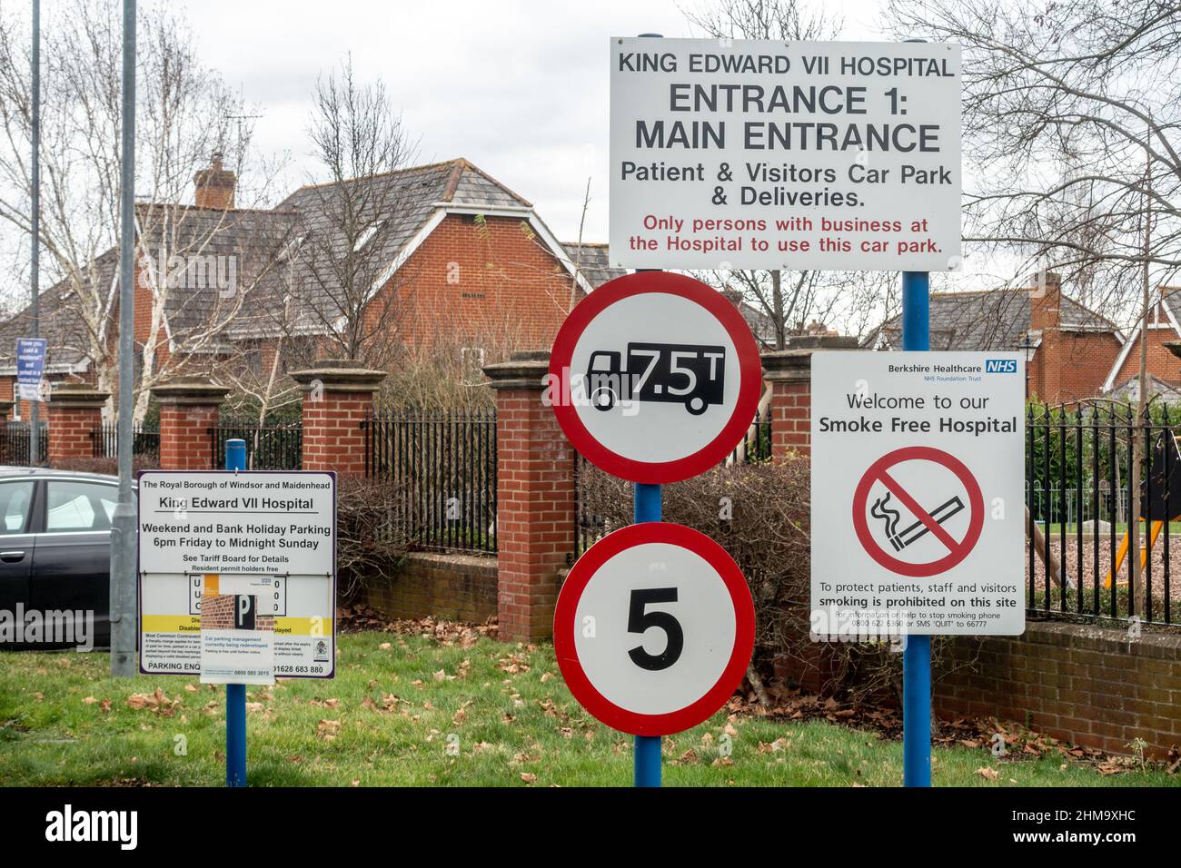 Cartelli con limitazioni e informazioni sull'ingresso al parcheggio dei pazienti presso il Kin Edward VII Hospital di Windsor, Regno Unito Foto Stock