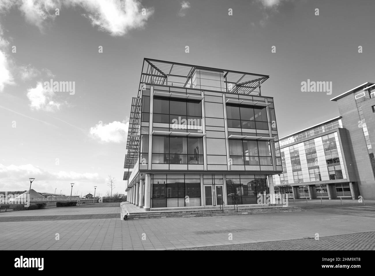 Edificio d'ufficio dal design moderno Foto Stock Edificio d'ufficio dal design moderno Foto Stock
