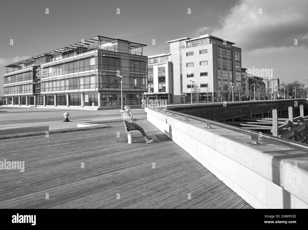 Edificio d'ufficio dal design moderno Foto Stock Edificio d'ufficio dal design moderno Foto Stock