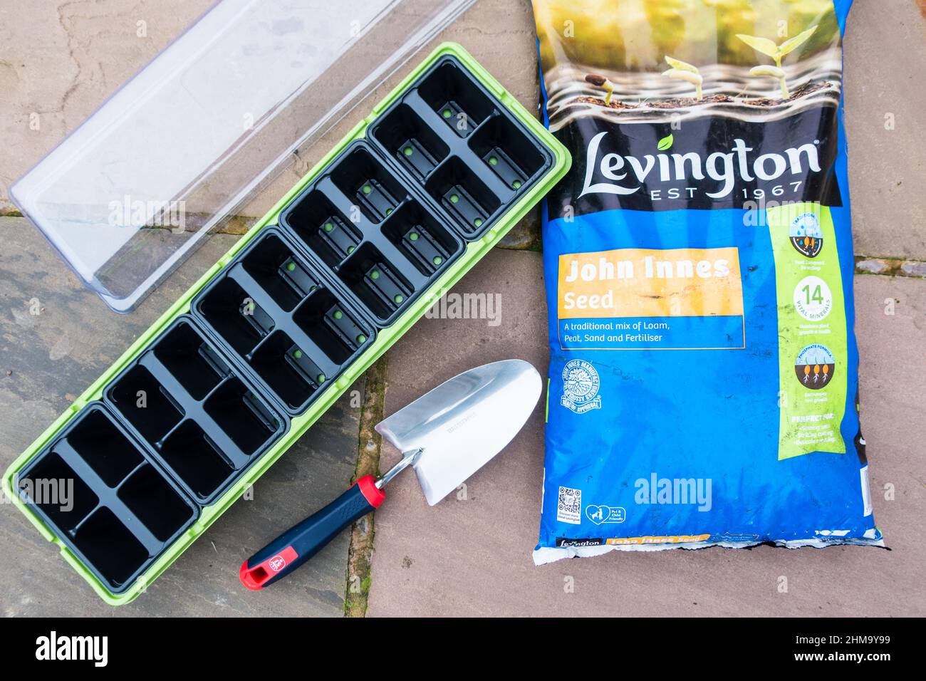 Windowsill propagator e John Innes con vanga all'inizio della stagione di semina Foto Stock