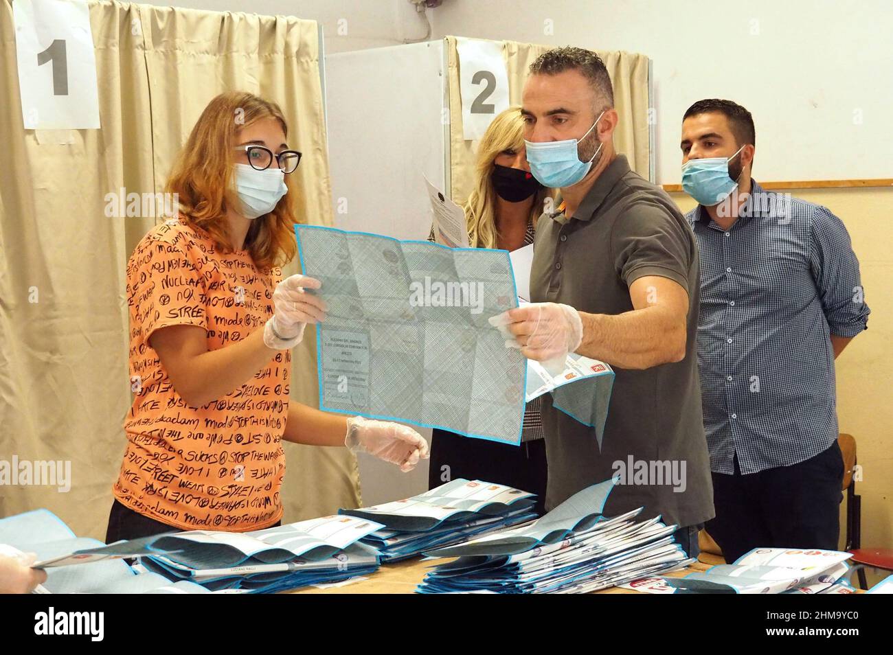 Italia, Arezzo, 22 settembre 2020 : contare le elezioni comunali. Il conteggio avviene con misure di sicurezza per evitare contratti Foto Stock