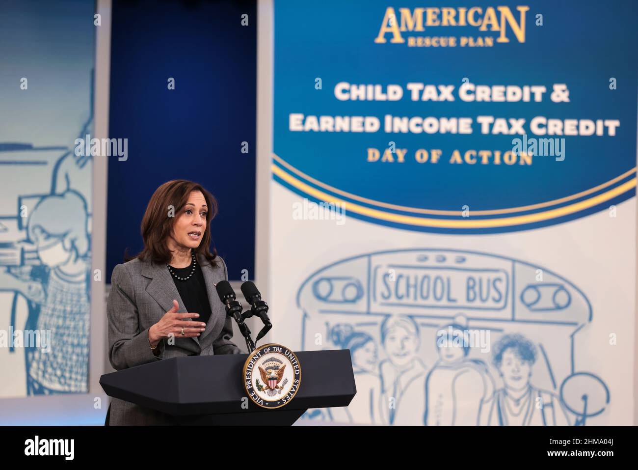 Washington, Stati Uniti. 08th Feb 2022. Il Vice Presidente Kamala Harris consegna osservazioni incoraggiando gli americani a trarre vantaggio dai crediti d'imposta, tra cui il credito d'imposta esteso per i bambini e il credito d'imposta sul reddito guadagnato, nel South Court Auditorium nel campus della Casa Bianca il 8 febbraio 2022 a Washington, DC.(Foto di Oliver Contreras/SIPA USA) credito: Sipa USA/Alamy Live News Foto Stock