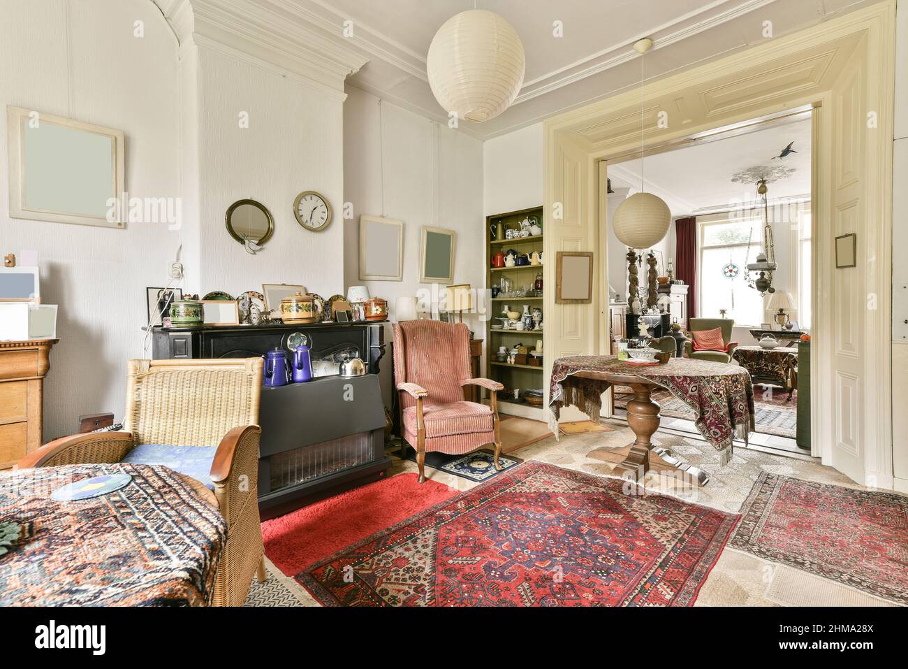 Interno di spaziosa zona salotto con mobili in vecchio stile progettati in stile vintage in casa residenziale Foto Stock