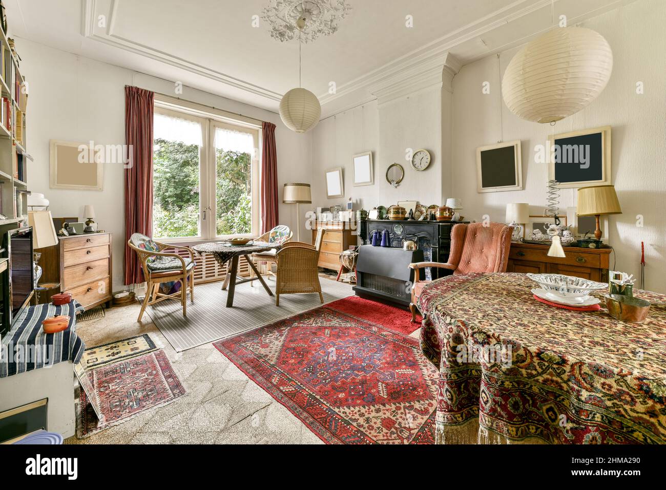 Interno di spaziosa zona salotto con mobili in vecchio stile progettati in stile vintage in casa residenziale Foto Stock