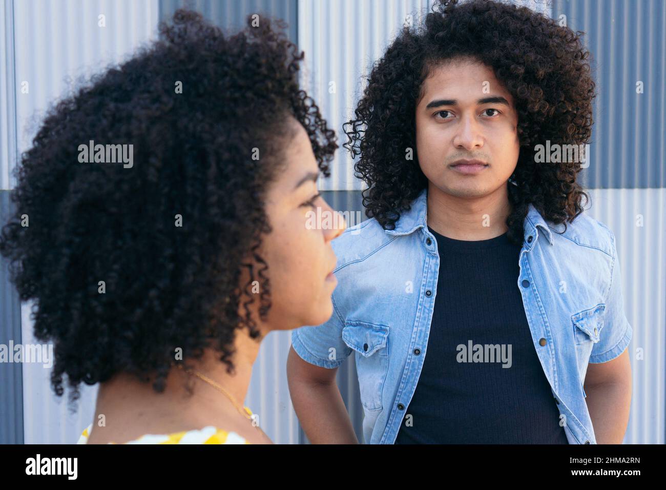 Una coppia etnica disconnessa che ha conflitti e fraintendimenti nelle relazioni che si levano in piedi allontanati l'uno dall'altro Foto Stock