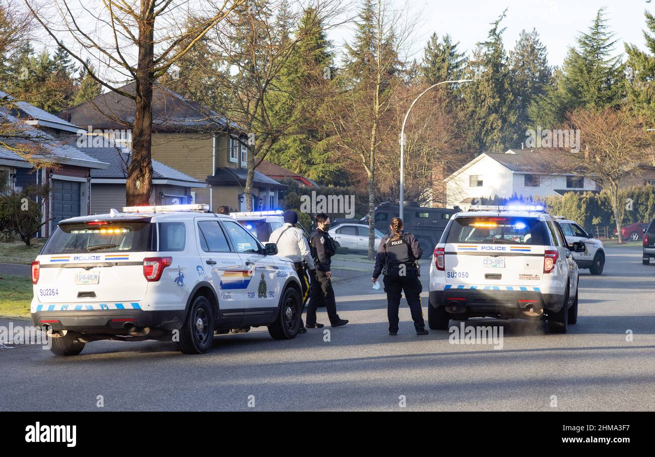 Polizia e Swat Team stanno arrestando un uomo per presunto Robery. Foto Stock