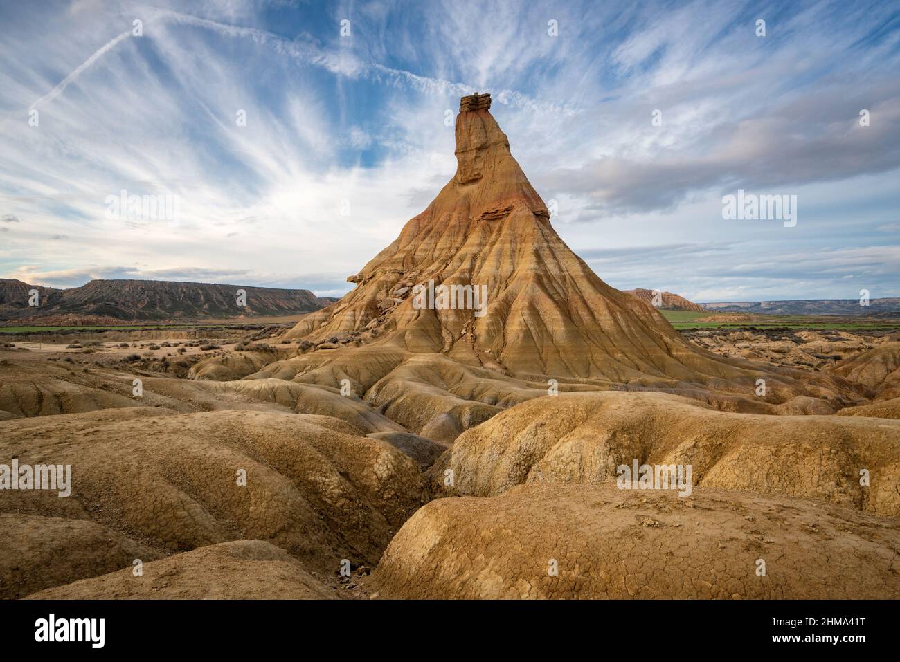 Vista maestosa della formazione rocciosa ruvida della scogliera in terreno semi deserto nel parco nazionale di Bardenas Reales a Navarra in Spagna Foto Stock