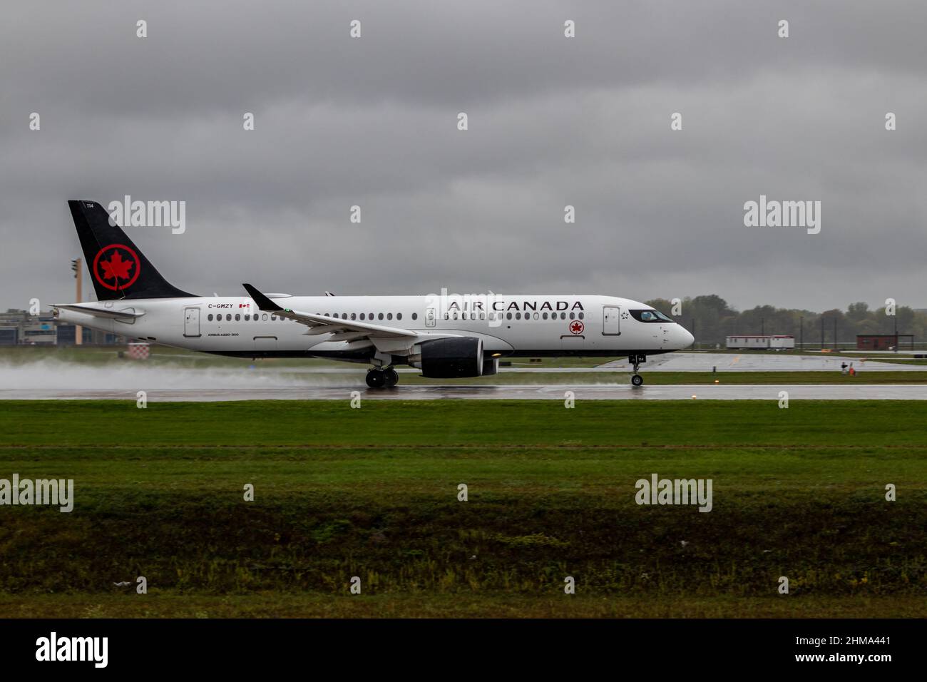 Montreal, Quebec, Canada 10-02-2021: Air Canada Airbus A220-300 fin 114, registrazione C-GMZY. Decollo da Montreal in una giornata piovosa. Foto Stock