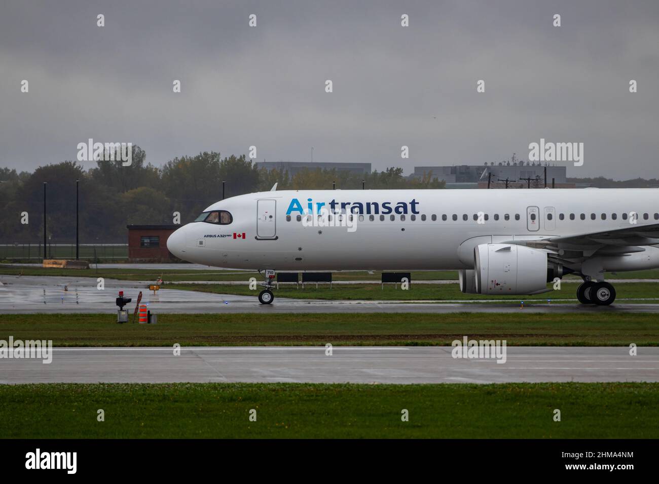 Montreal, Quebec, Canada 10-02-2021: Air Transat Airbus A321 NEO tassare dopo l'atterraggio a Montreal. Foto Stock