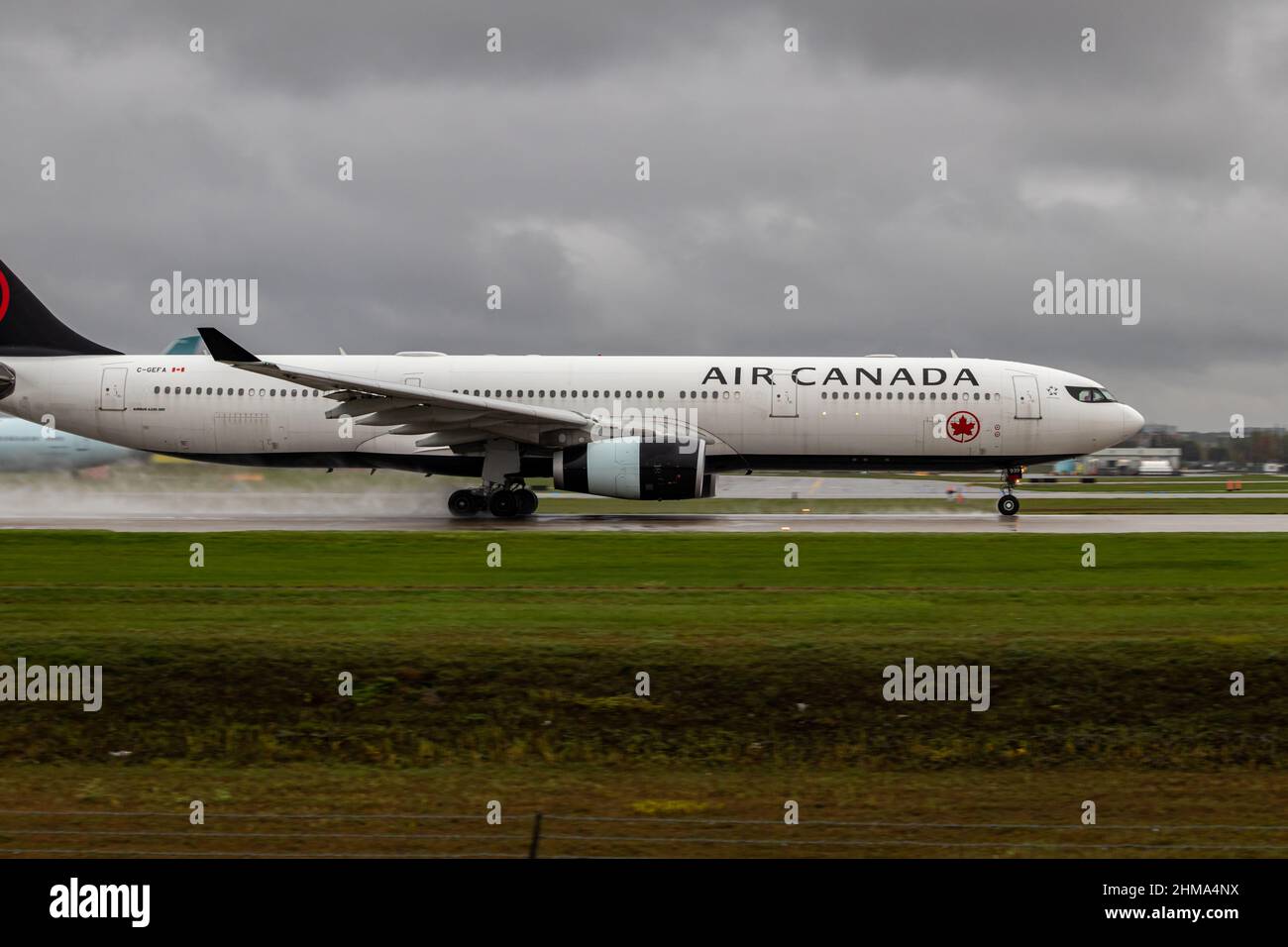 Montreal, Quebec, Canada 10-02-2021: Air Canada Airbus A330-300 decollo da Montreal in un pomeriggio piovoso. REGISTRAZIONE C-GEFA, FIN 939. Foto Stock