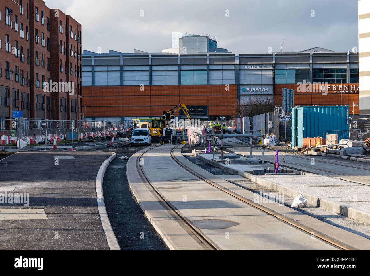 Leith, Edimburgo, Scozia, Regno Unito, 8th febbraio 2022. Tram per la costruzione di Newhaven: Mentre il progetto principale si avvicina al suo ultimo anno, con i lavori in programma e che dovrebbe essere completato nella primavera del 2023 entro il suo bilancio di £ 207,3m, numerose strade sono chiuse al traffico a Leith. Oltre il 60% dei binari è stato posato (2,8km) e il 85% delle deviazioni sono state effettuate. Nella foto: I binari del tram su Ocean Drive vicino al centro commerciale Ocean Terminal Foto Stock