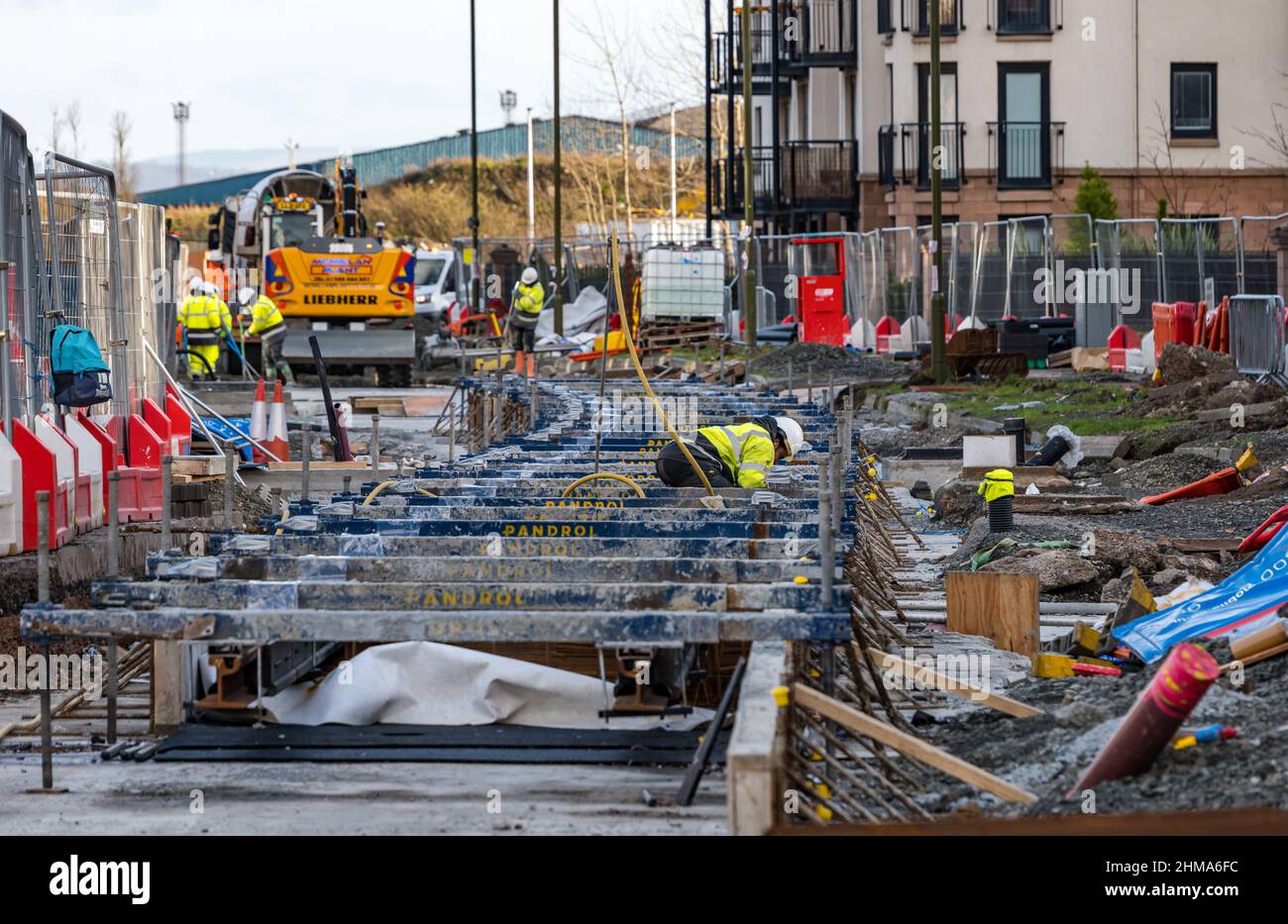 Leith, Edimburgo, Scozia, Regno Unito, 8th febbraio 2022. Tram per la costruzione di Newhaven: Mentre il progetto principale si avvicina al suo ultimo anno, con i lavori in programma e che dovrebbe essere completato nella primavera del 2023 entro il suo bilancio di £ 207,3m, numerose strade sono chiuse al traffico a Leith. Oltre il 60% dei binari è stato posato (2,8km) e il 85% delle deviazioni sono state effettuate. Nella foto: La pista del tram è stata costruita su Ocean Drive Foto Stock