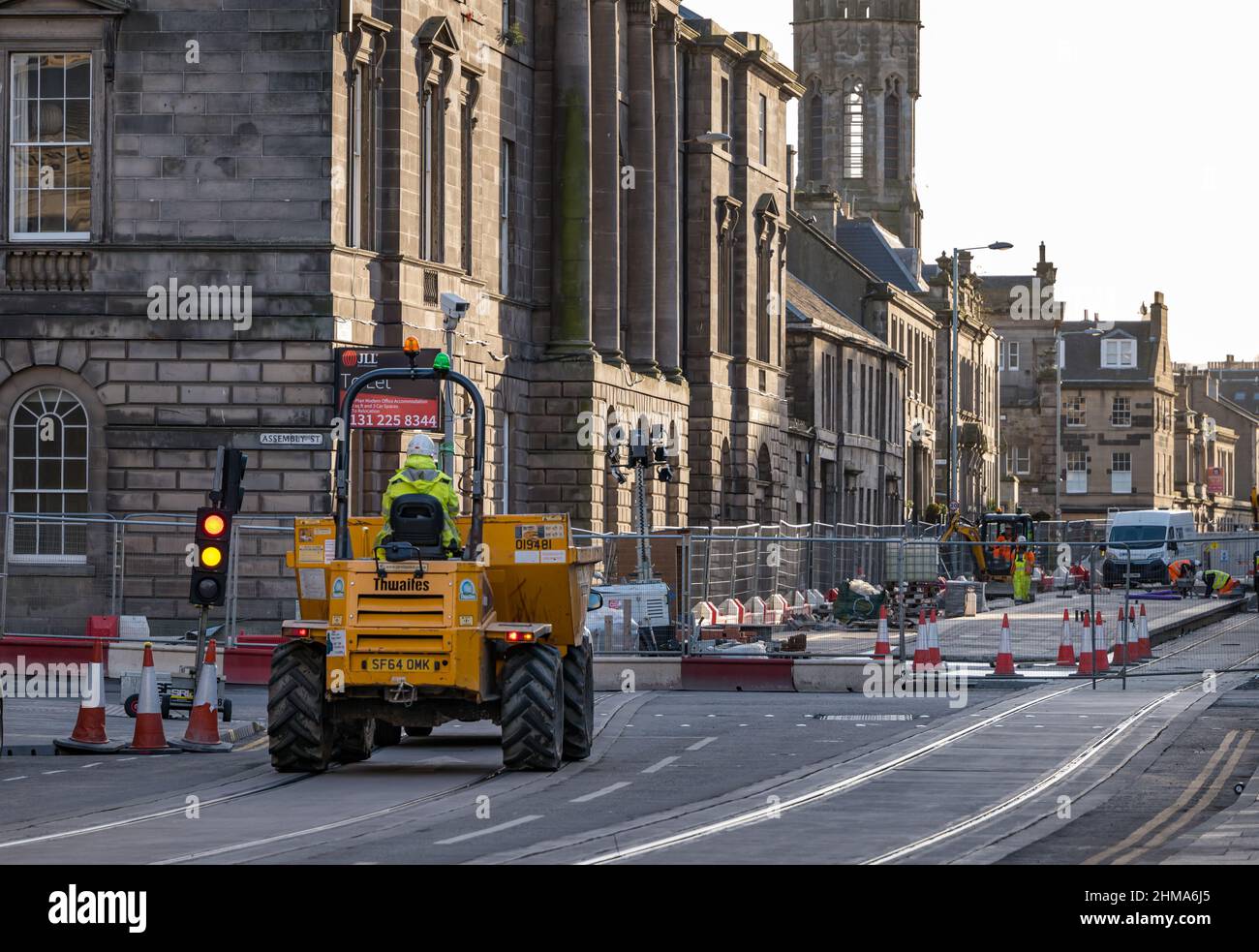 Leith, Edimburgo, Scozia, Regno Unito, 8th febbraio 2022. Tram per la costruzione di Newhaven: Mentre il progetto principale si avvicina al suo ultimo anno, con i lavori in programma e che dovrebbe essere completato nella primavera del 2023 entro il suo bilancio di £ 207,3m, numerose strade sono chiuse al traffico a Leith. Oltre il 60% dei binari è stato posato (2,8km) e il 85% delle deviazioni sono state effettuate. Nella foto: I binari del tram su Constitution Street con la strada chiusa Foto Stock