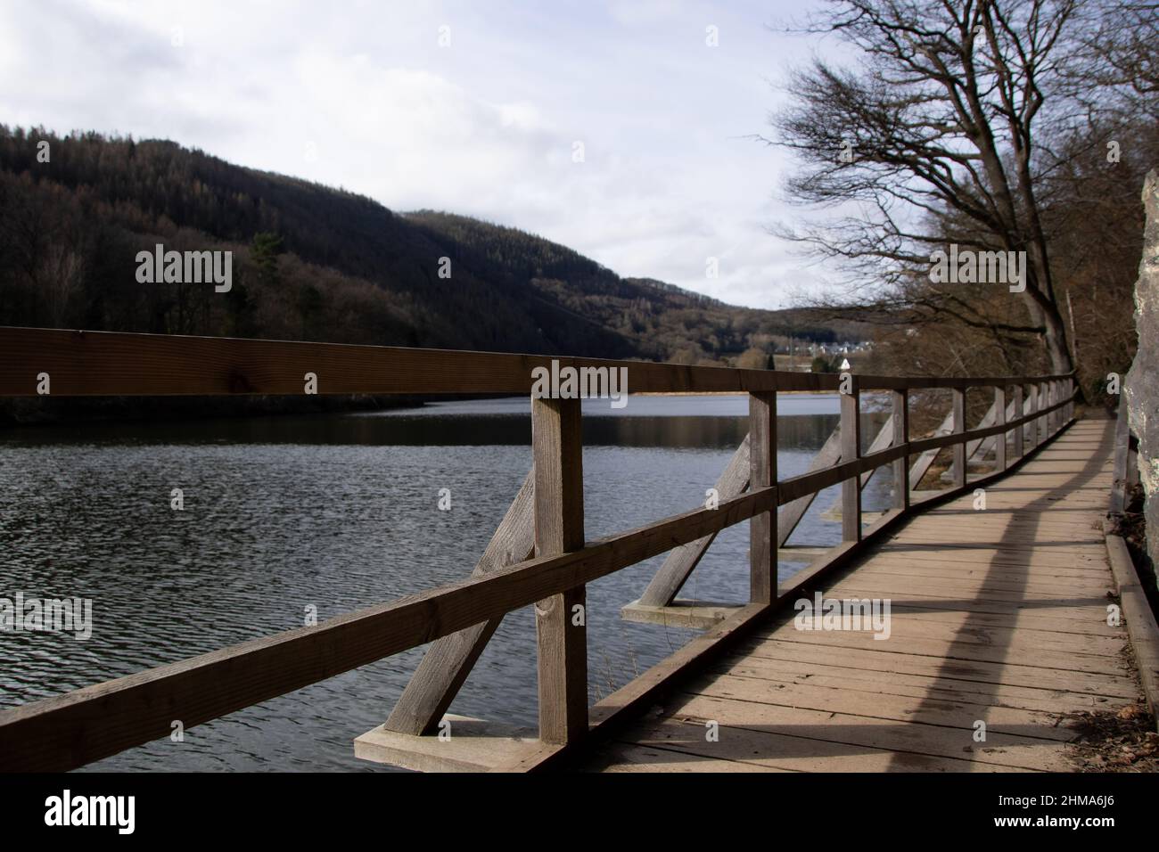 Splendido sentiero escursionistico che passa accanto al lago artificiale di Heimbach in inverno Foto Stock