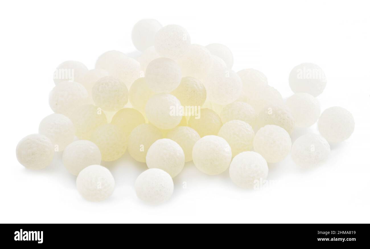 Mucchio di pillole sullo sfondo bianco. Forma farmaceutica orale rotonda e solida di farmaco. Foto Stock