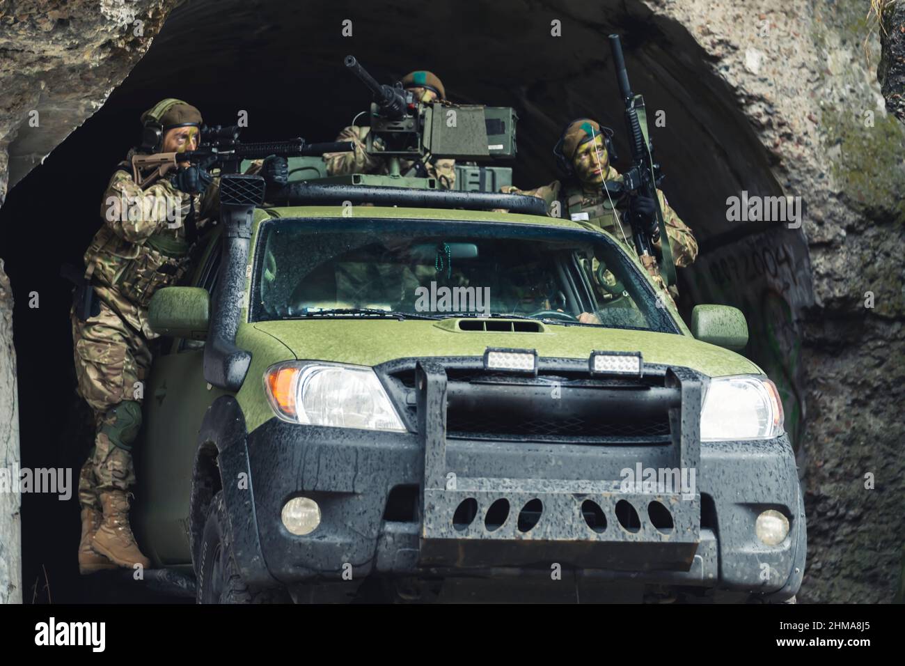 Sopprimendo la copertura in una grotta da battaglione difensivo femminile . Foto di alta qualità Foto Stock