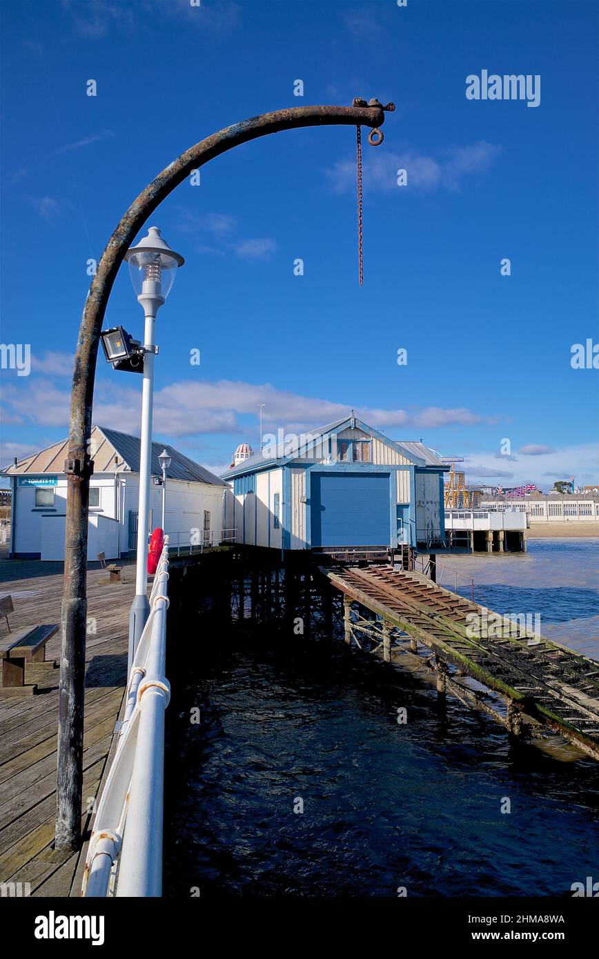 La stazione di scialuppa di salvataggio RNLI a Clacton Pier Clacton sul Mare Essex Foto Stock