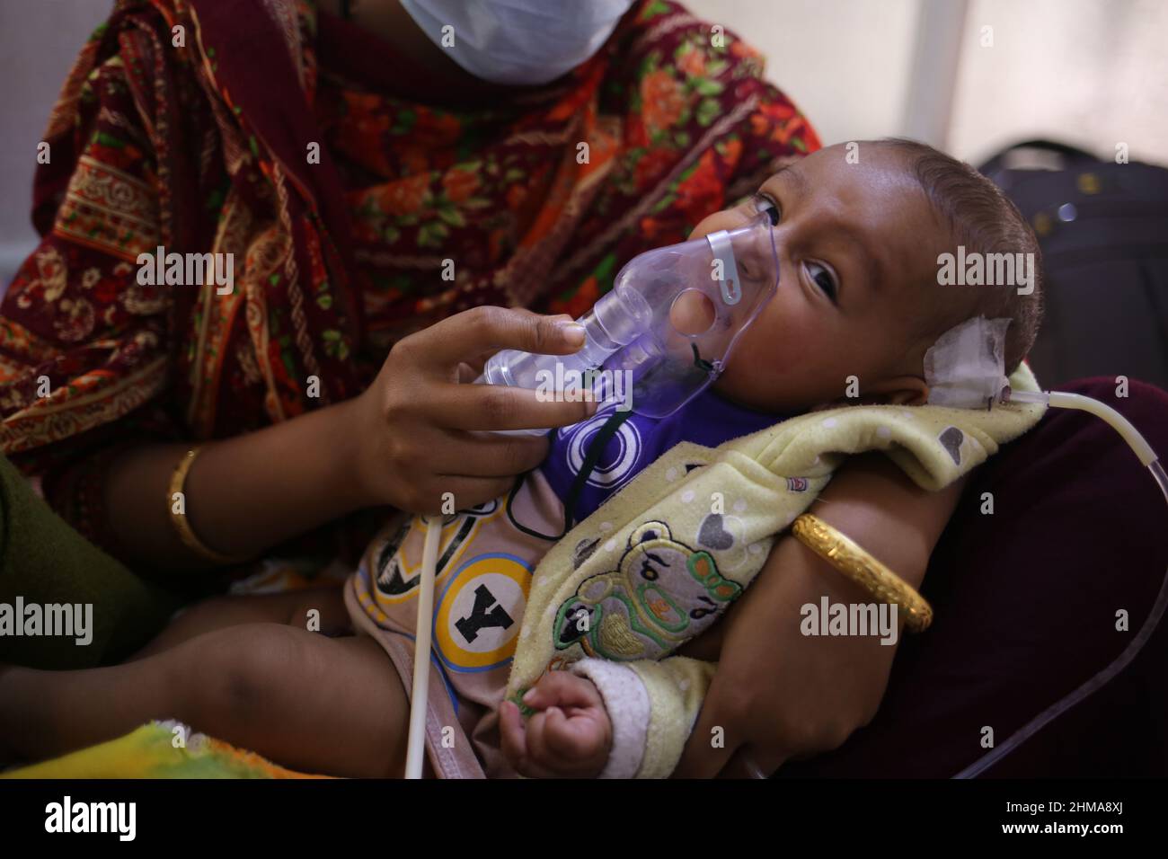 Dhaka, Bangladesh. 8th Feb 2022. Anche se gli effetti dell'infezione da coronavirus nei bambini sono meno dall'inizio, i bambini sono relativamente più colpiti da Omicron varient. Una visita al reparto specializzato del coronavirus dell'ospedale Dhaka Shishu (bambini) nella capitale martedì (febbraio 8th) ha rivelato che la maggior parte dei bambini ammessi erano sotto i 5 anni di età. La maggior parte di questi bambini è in condizioni lievi. Tuttavia, alcune persone sono state date ossigeno a causa della mancanza di respiro. (Credit Image: © Md. Rakibul Hasan/ZUMA Press Wire) Foto Stock