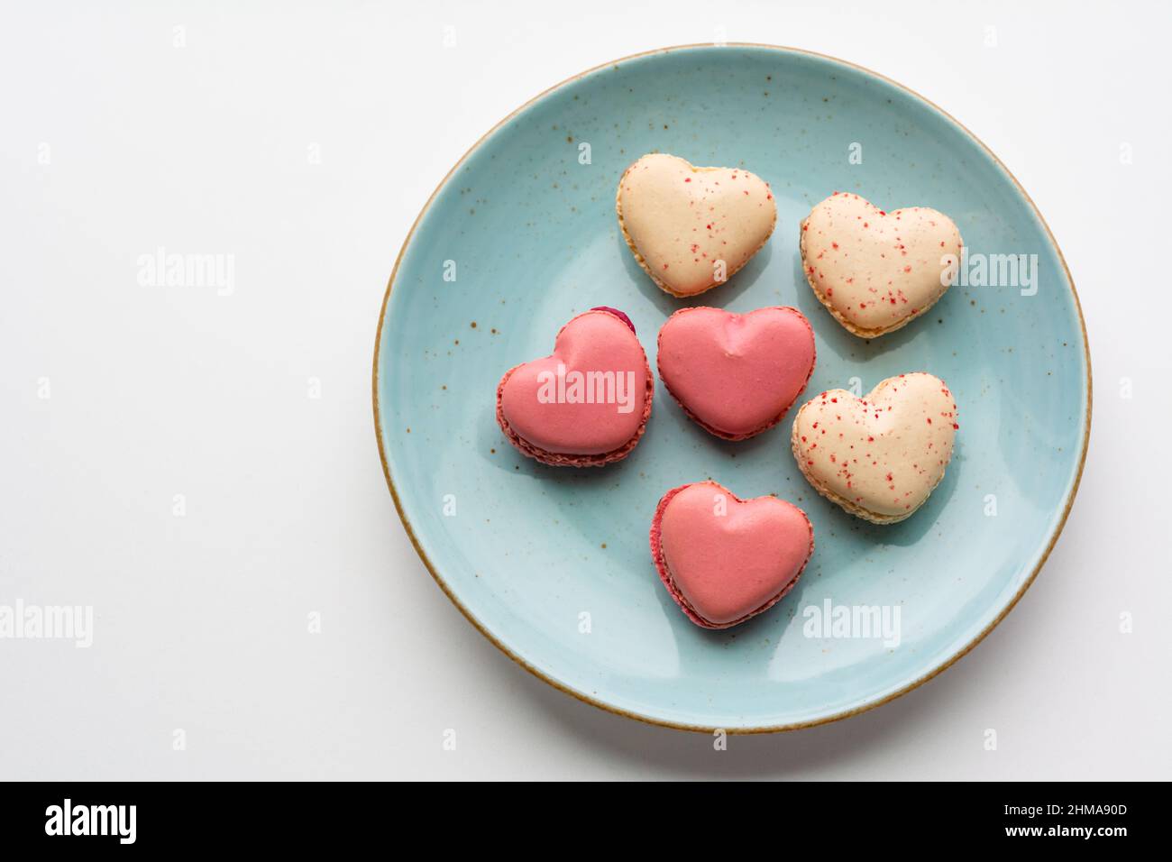 Torte di macaron a forma di cuore. Piccole torte francesi per San Valentino. Amaretti francesi dolci e colorati. Foto Stock