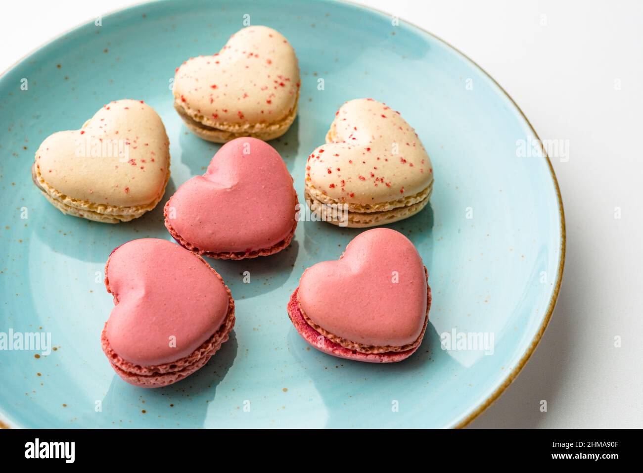 Torte di macaron a forma di cuore. Piccole torte francesi per San Valentino. Amaretti francesi dolci e colorati. Foto Stock