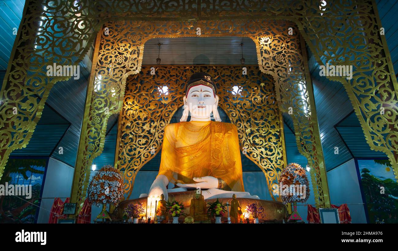 Pittoresca statua del Buddha birmano nell'antico tempio buddista di Wat Chong Kham, destinazioni di viaggio a Mae Hong Son, Thailandia. Foto Stock