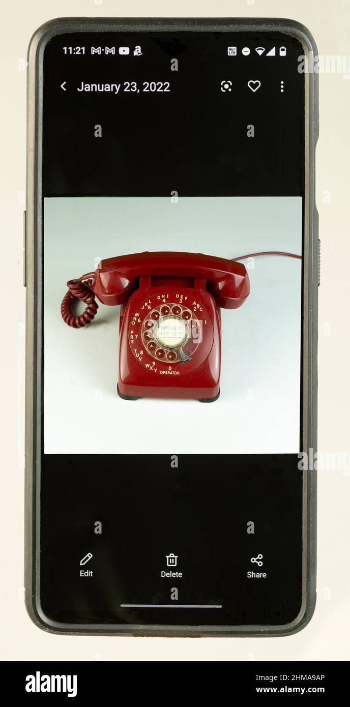 Vecchia foto del telefono di composizione scattata con il nuovo cellulare, mostrando vecchio contro nuovo. Foto Stock