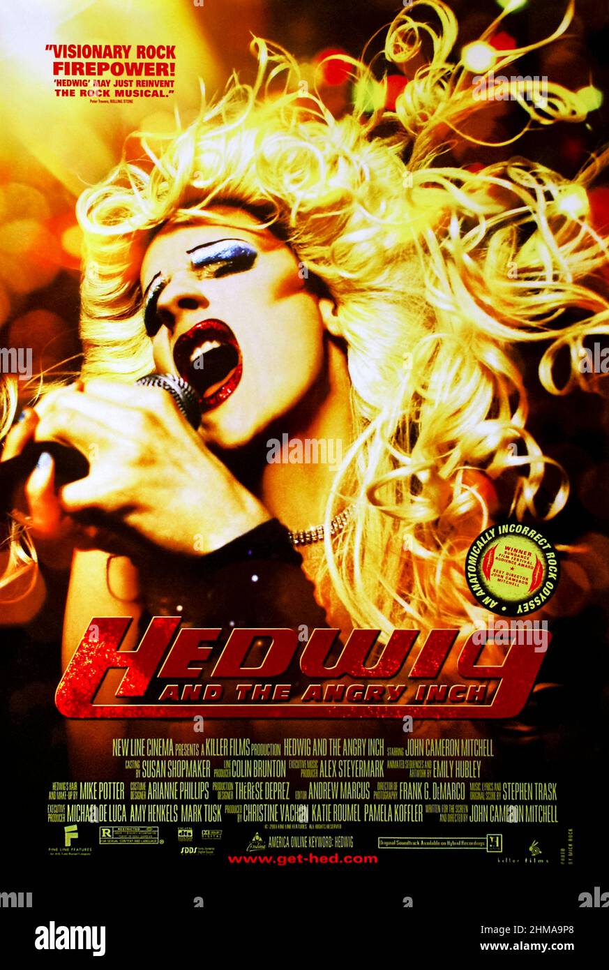 Hedwig e il pollice arrabbiato (2001) diretto da John Cameron Mitchell e con John Cameron Mitchell, Miriam Shor e Stephen Trask. Una cantante punk-rock transgender di East Berlin tournée negli Stati Uniti con la sua band mentre racconta la sua storia di vita e segue l'ex amante/compagno di band che ha rubato le sue canzoni. Foto Stock