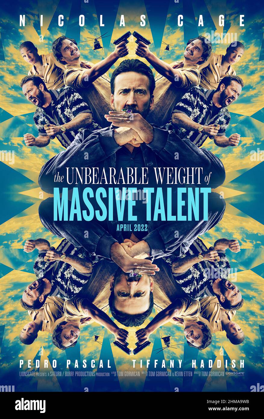 Il peso insopportabile di Massive Talent (2022) diretto da Tom Gormican e protagonista Nicolas Cage, Pedro Pascal e Ike Barinholtz. Un Nicolas Cage a corto di denaro accetta di fare una apparizione pagata ad una festa di compleanno di un super fan miliardario, ma è davvero un informatore per la CIA, dal momento che il fan miliardario è un drug kingpin e viene gettato in un film Tarantino. Foto Stock