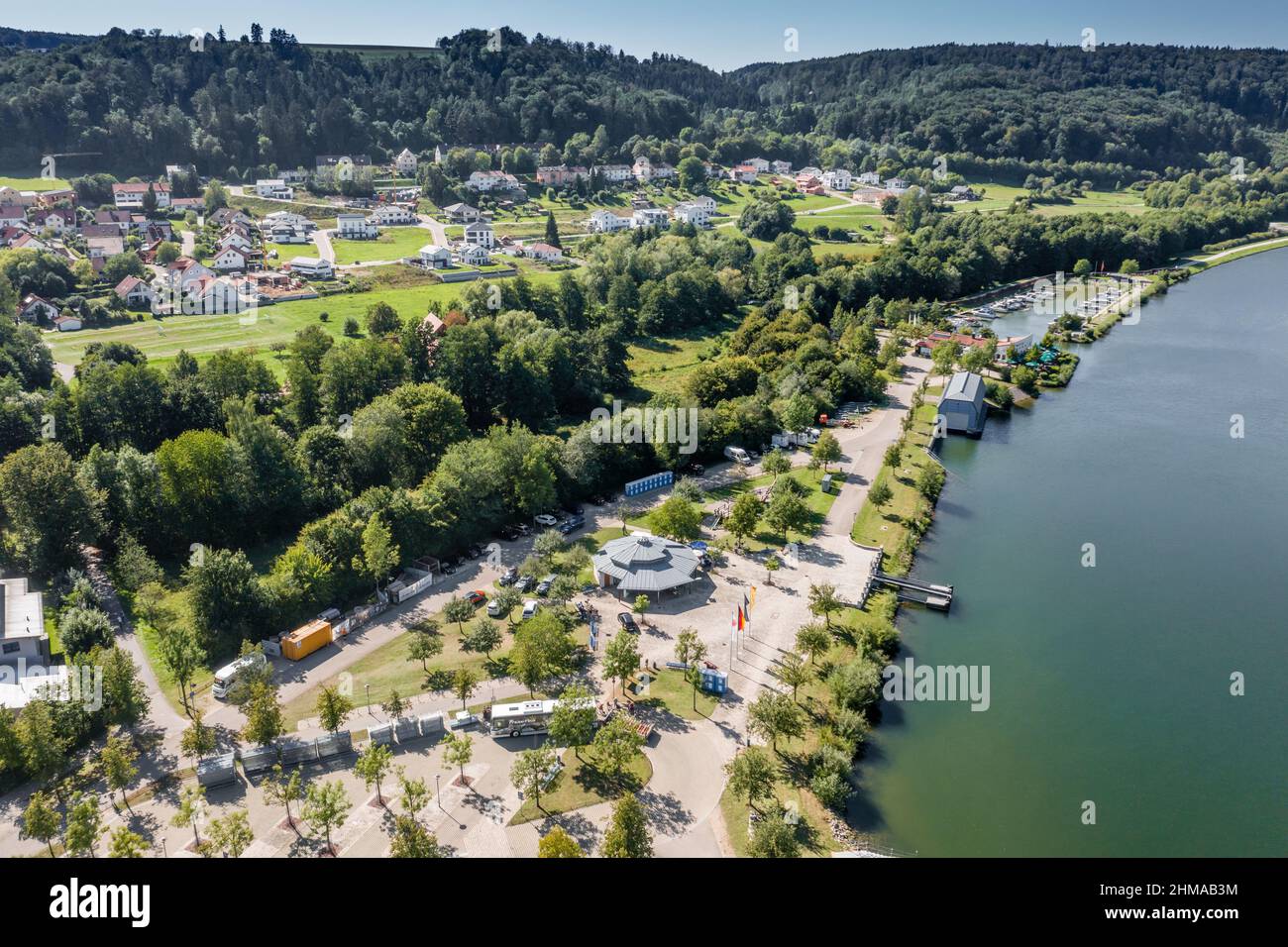 Luftbild Anlegestelle Beilngries am Rhein-Main-Donau-Kanal im Naturpark Altmühltal, Bayern, Deutschland, an einem sehr warmen Tag im Sommer bei strahl Foto Stock