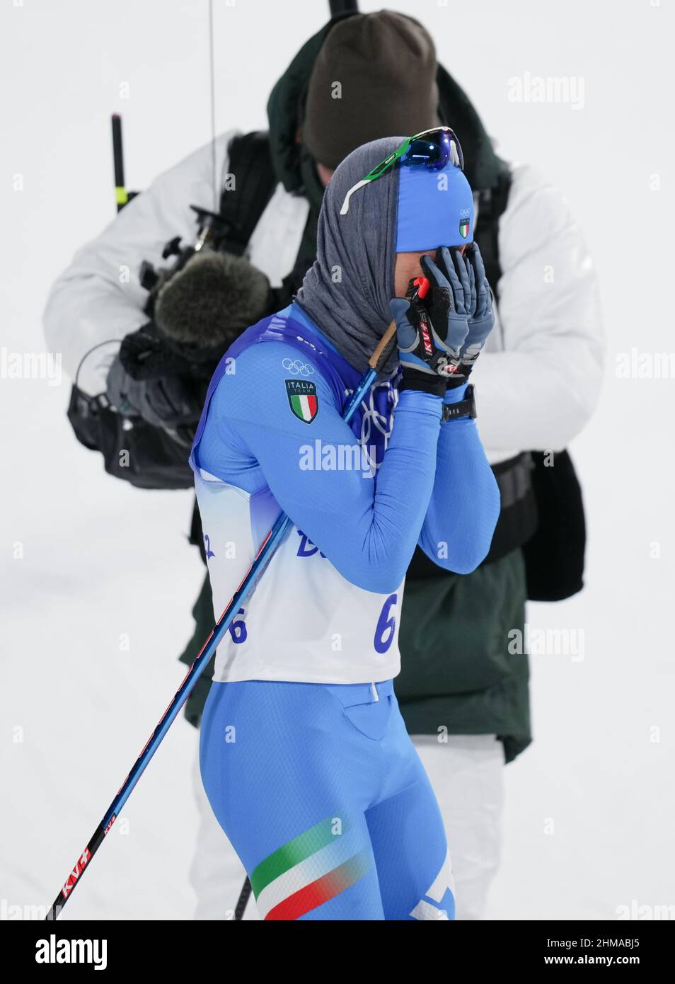 Zhangjiakou, la provincia cinese di Hebei. 8th Feb 2022. Federico Pellegrino d'Italia reagisce dopo aver vinto la medaglia d'argento nella finale degli uomini di sci di fondo senza volata delle Olimpiadi invernali di Pechino 2022 al Centro Nazionale di sci di fondo di Zhangjiakou a Zhangjiakou, nella provincia di Hebei della Cina settentrionale, 8 febbraio 2022. Credit: Wang Song/Xinhua/Alamy Live News Foto Stock