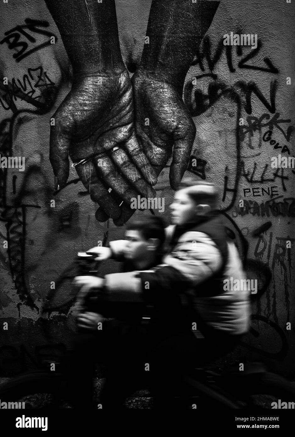 Napoli è costellata di saggi ed originali di Street art, tra graffiti, murales, stencil e poster realizzati da alcuni degli artisti di strada Foto Stock