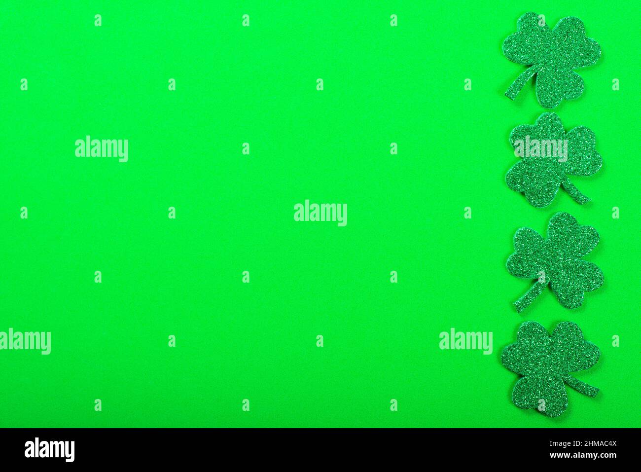 shamrock fatto a mano a tre foglie su tessuto verde fondo piatto Foto Stock