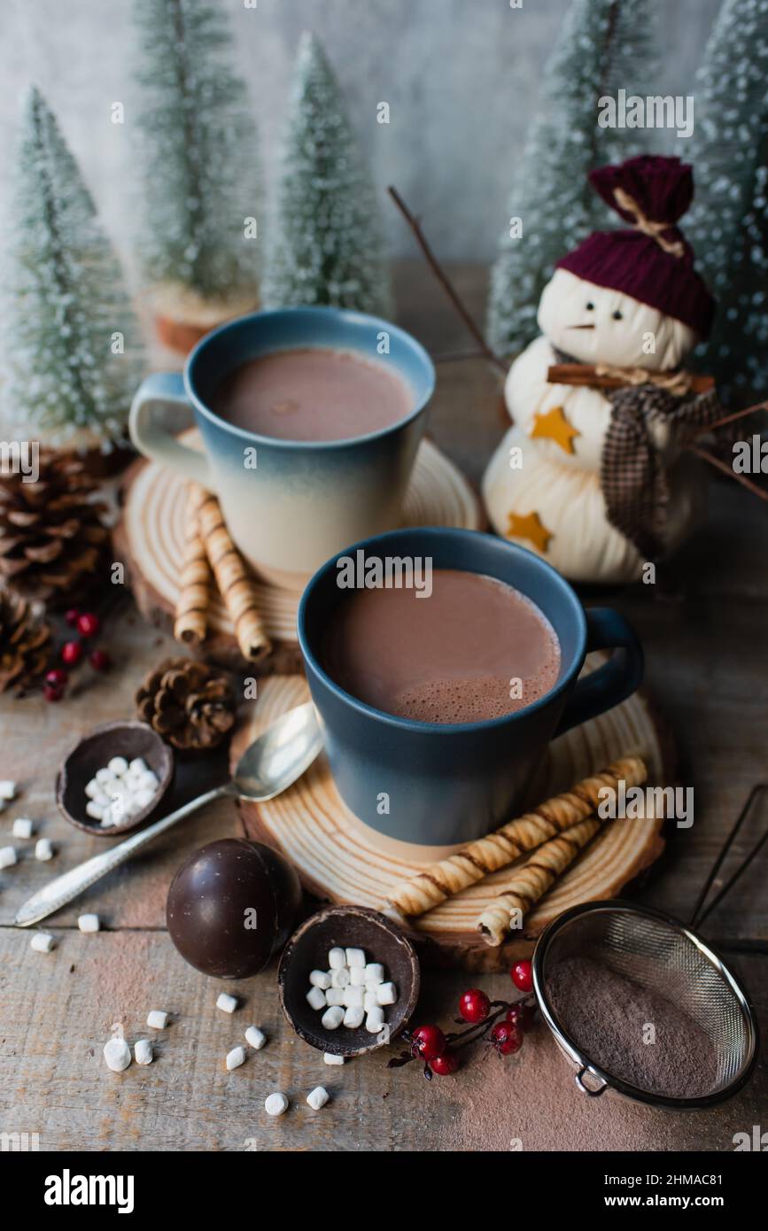 Primo piano di tazze di cacao caldo circondato da cose invernali. Foto Stock