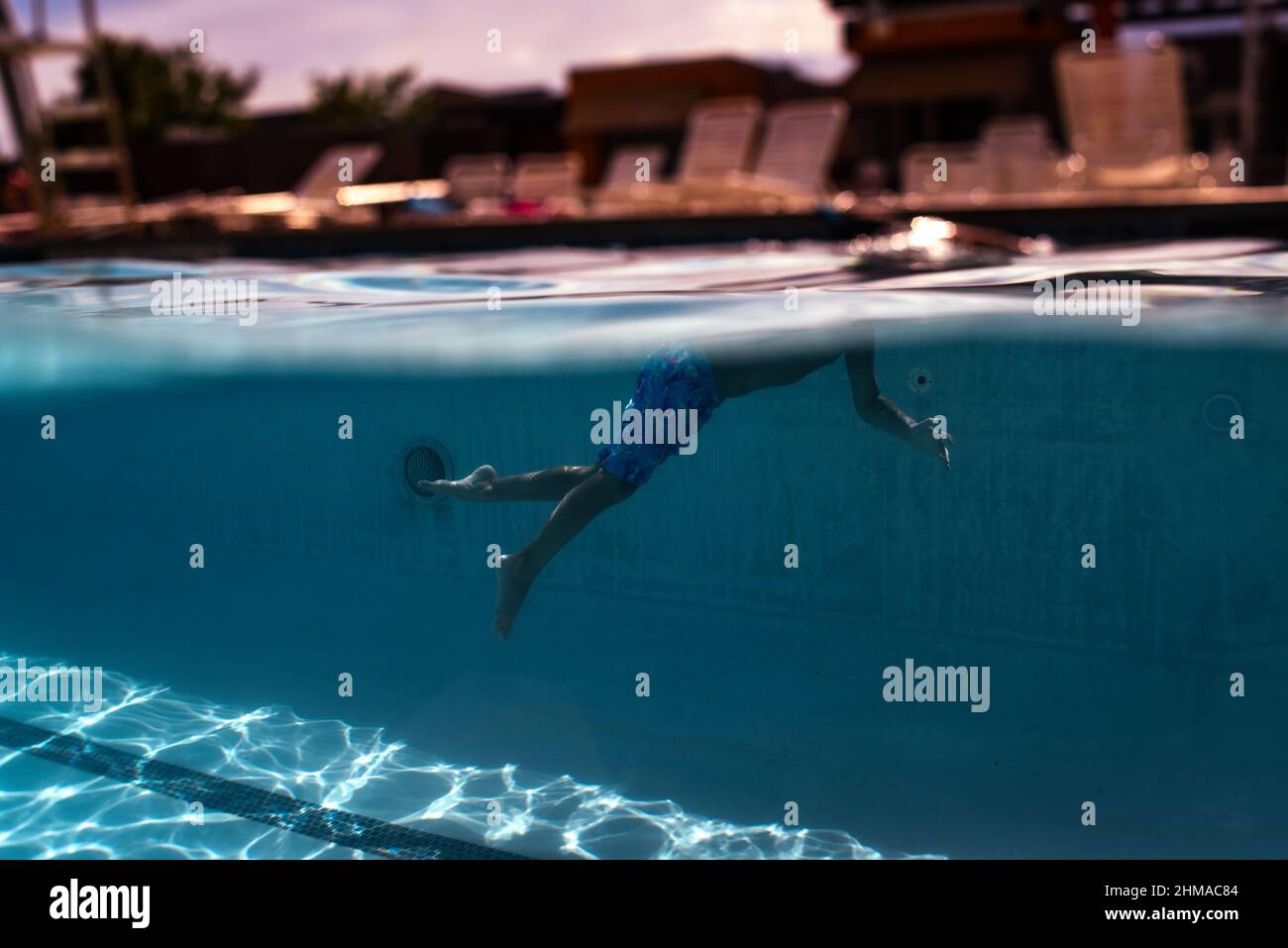 un ragazzo nuota in piscina Foto Stock