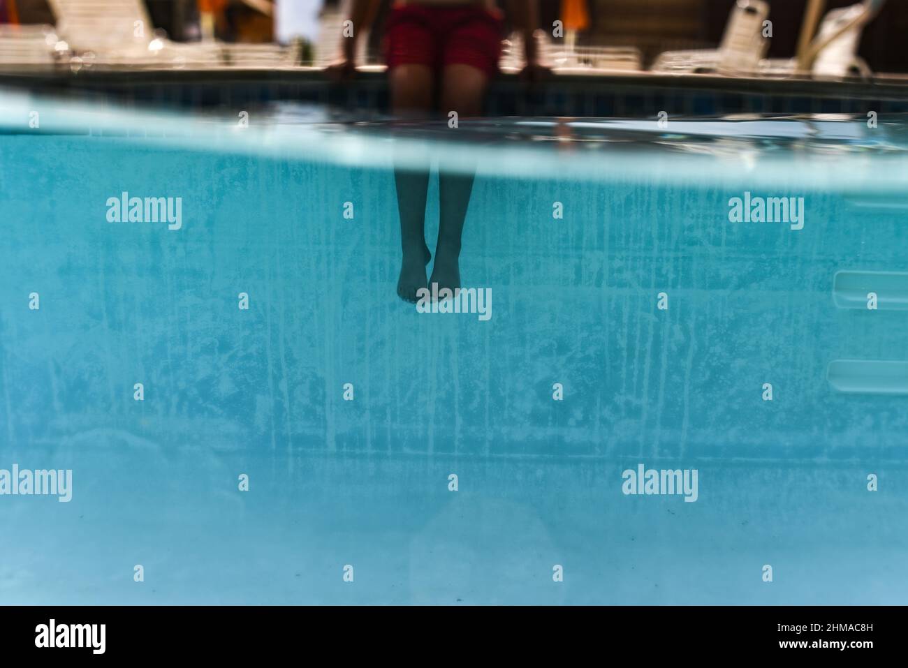Si Immerge Nell Acqua Profonda Del Mare Immergendo i piedi nell'acqua immagini e fotografie stock ad alta