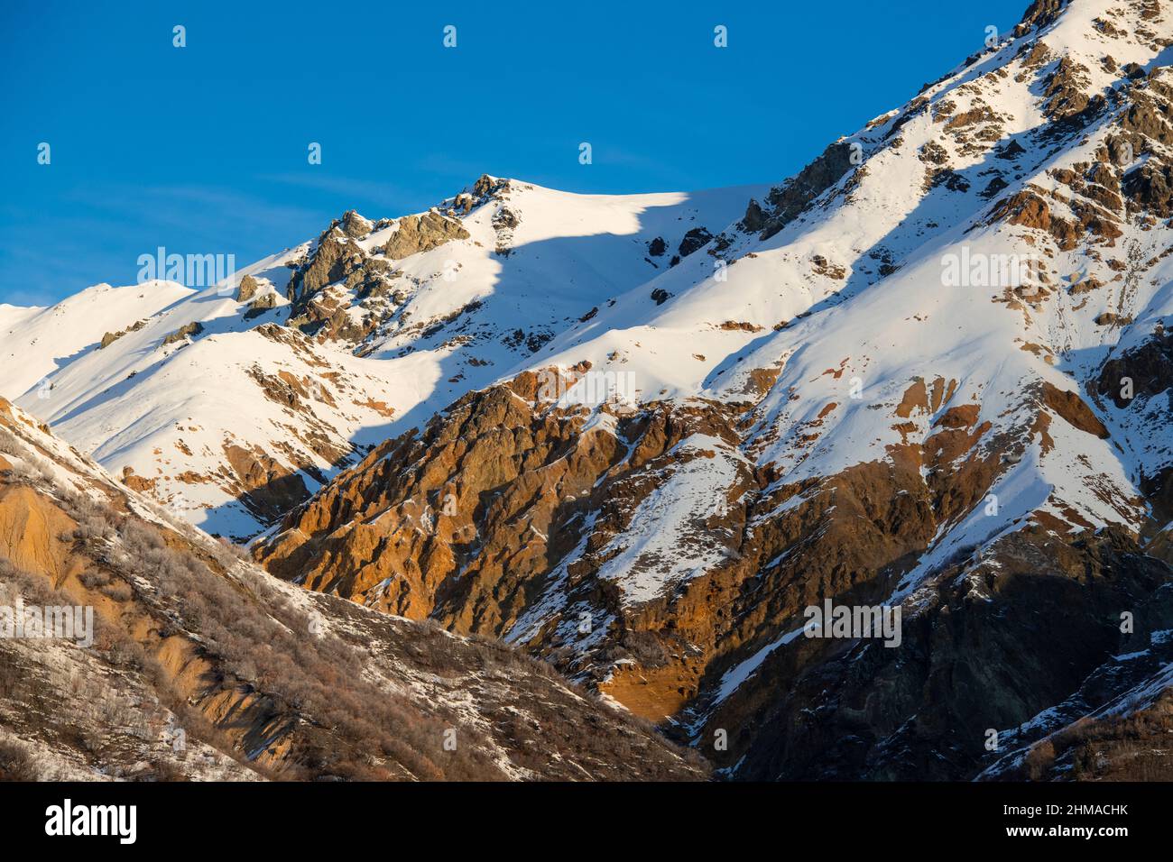 Montagne contro il cielo blu nella catena montuosa Talkeetna dell'Alaska Foto Stock