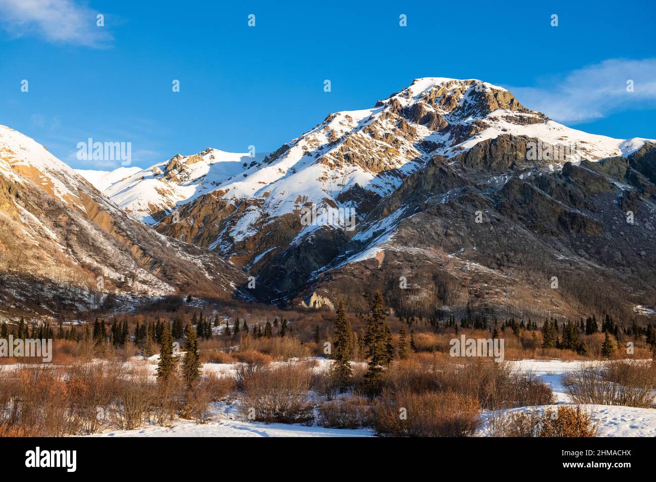 Montagne contro il cielo blu nella catena montuosa Talkeetna dell'Alaska Foto Stock