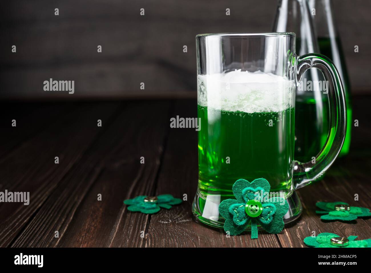 Pinta di birra verde per San Patrizio giorno su tavola di legno Foto Stock