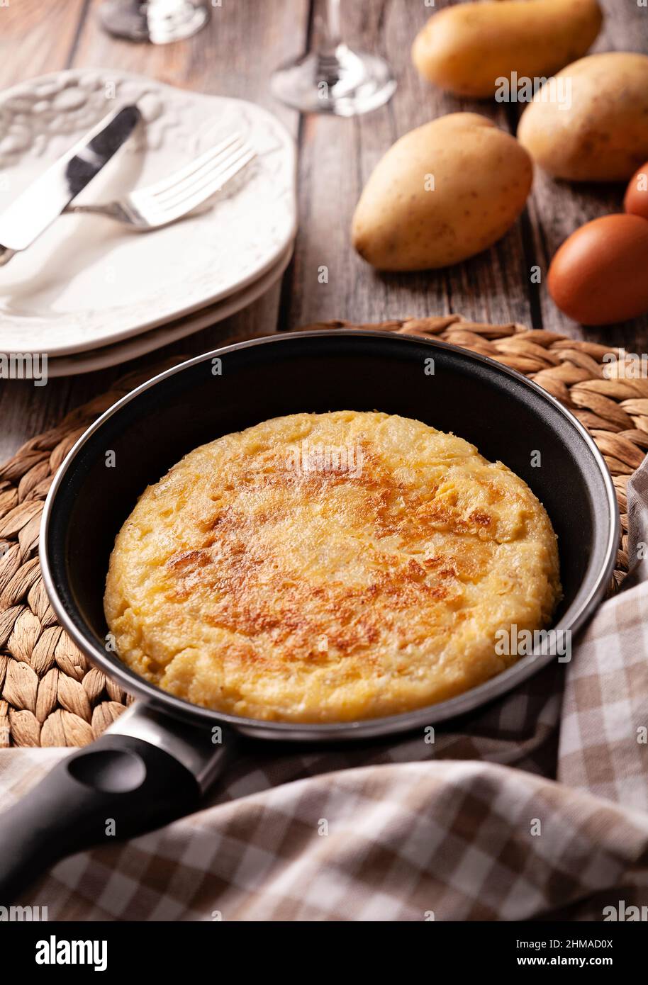 Vista ad angolo alto di una frittata spagnola in una padella Foto Stock