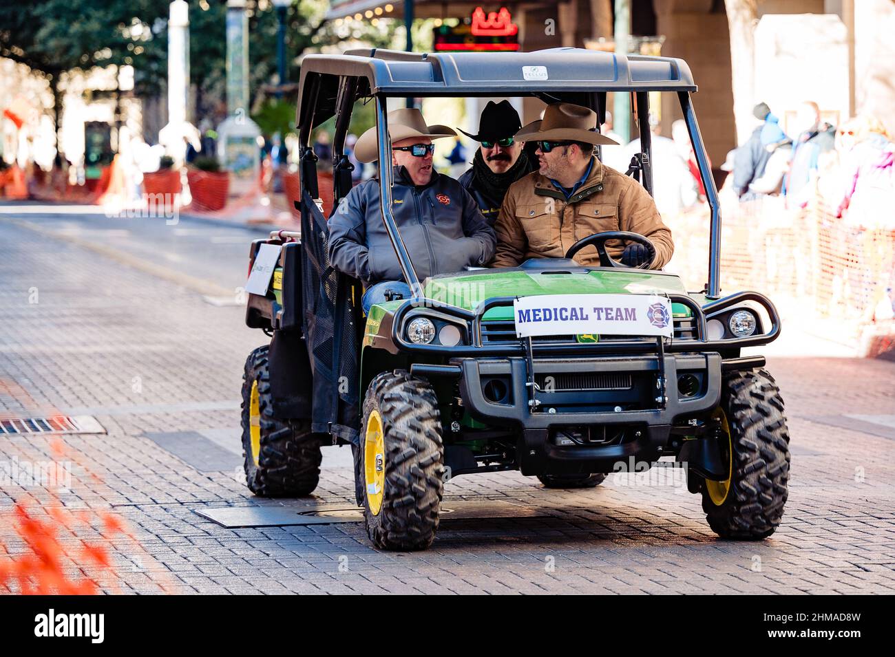 parade route team medico su atv Foto Stock