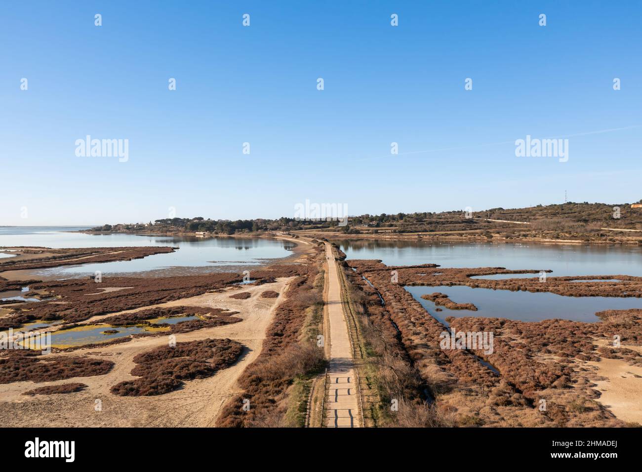 Volo sopra lo stagno di Thau, vicino a Balaruc le Vieux, in Herault, Occitanie, Francia Foto Stock