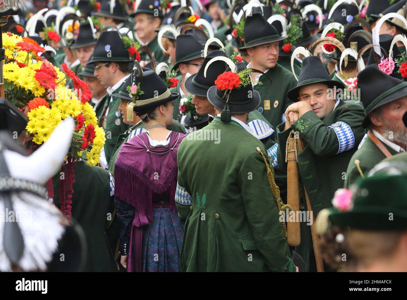 Partecipanti all'Oktoberfest di Monaco in Germania Foto Stock