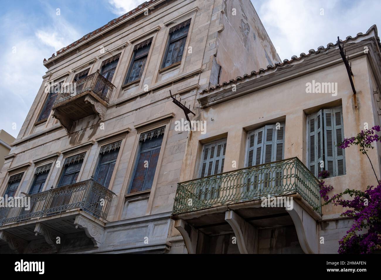 Grecia. Ermoupolis Syros isola, Cicladi. Architettura tradizionale, edifici neoclassici con balcone e finestre in legno Foto Stock