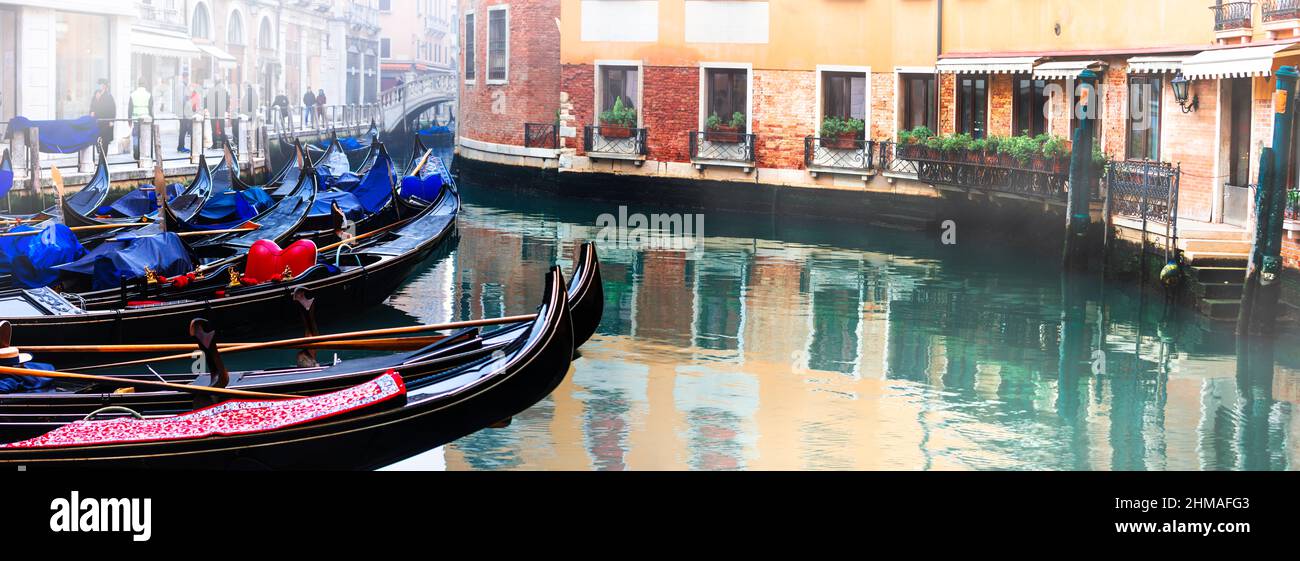 Strade e canali veneziani. Paesaggio con gondola tradizionale barche. Venezia, Italia Foto Stock