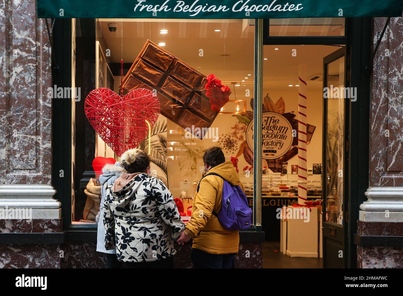Belgio. 8th Feb 2022. La gente guarda i cioccolatini nel tema del San Valentino fuori un negozio a Bruxelles, Belgio, 8 febbraio 2022. Con l'avvicinarsi del giorno di