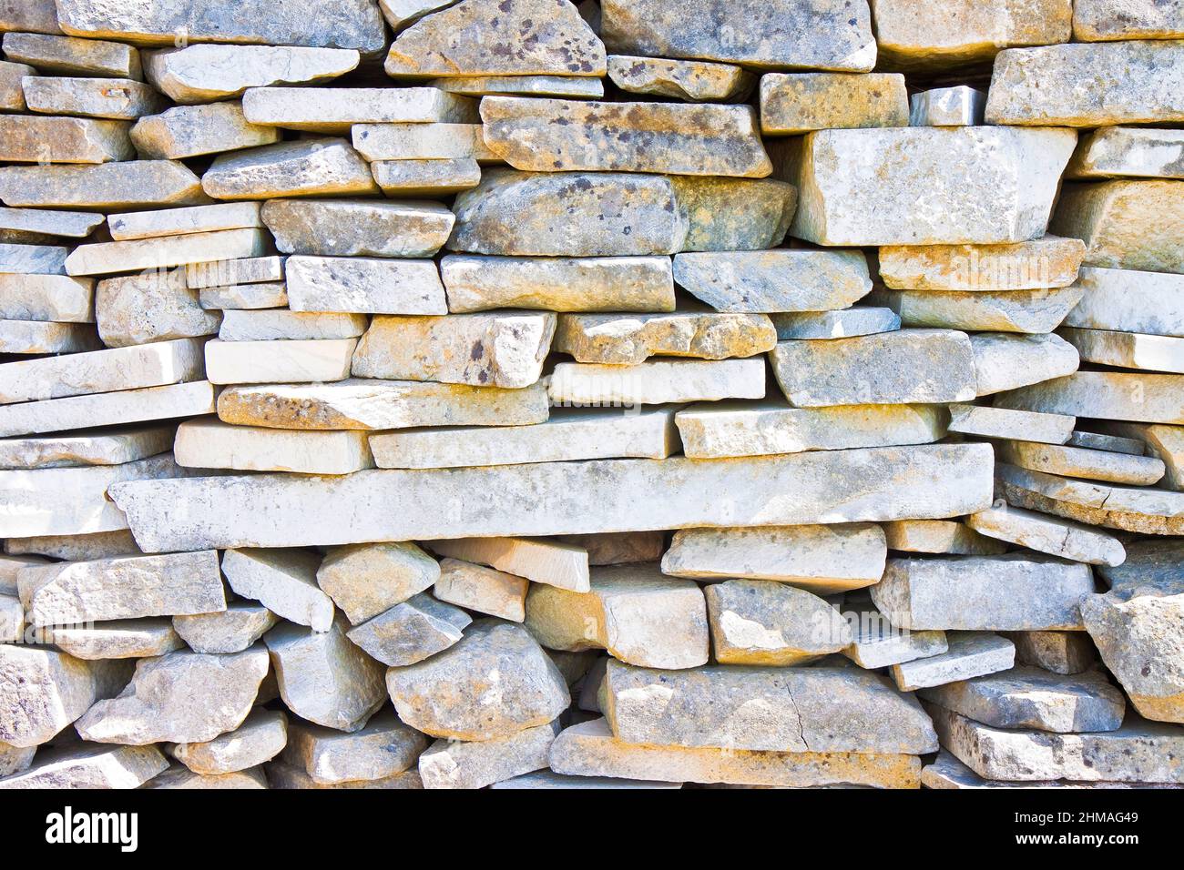 Muro di pietra costruita con blocchi e lastre di marmo semplicemente poste una sopra l'altra Foto Stock