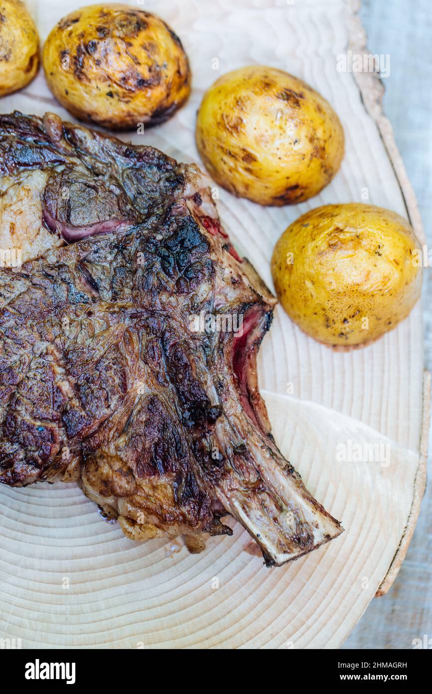 Ampia scelta di bistecche, tra cui costolette, t-bone, bistecca di filetto e bistecca di manzo. Filetto e tagli di sirloina. Carne di manzo stagionata secca biologica. Foto Stock