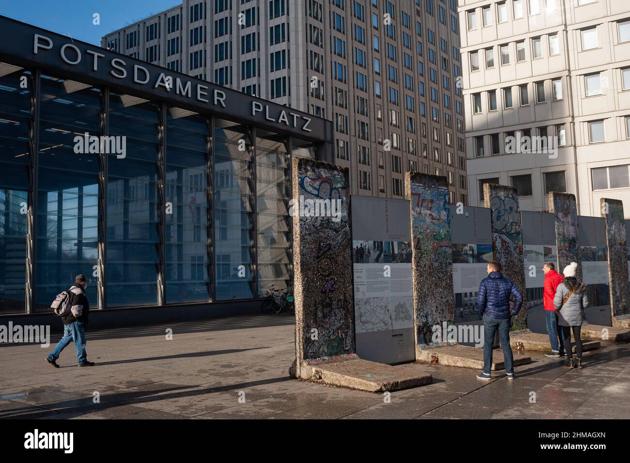 05.02.2022, Berlino, Germania, Europa - i turisti guardano segmenti originali dell'ex muro di Berlino che sono coperti di gomma da masticare. Foto Stock